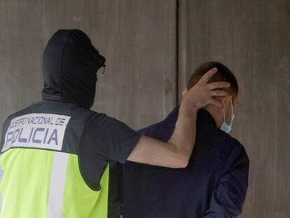 Un agente traslada a uno de los seis detenidos por la muerte de Samuel Luiz, el viernes pasado en el edificio de los juzgados de A Coruña.