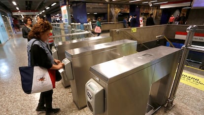 Una mujer paga su pasaje en una estación del subterráneo de Santiago, en 2019.