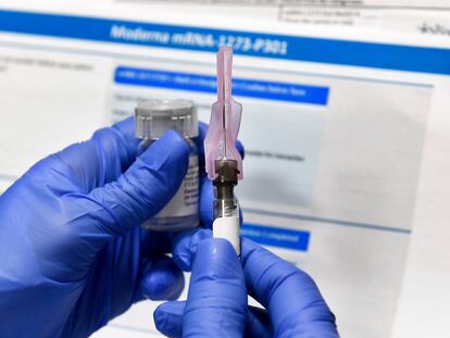 Una enfermera prepara una dosis de la vacuna de Moderna.