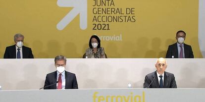 Junta de accionistas de Ferrovial de 2021, con Rafael del Pino en la primera fila a la derecha.