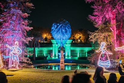 Desde el pasado 19 de noviembre, la flora del Real Jardín Botánico de Madrid está iluminada por millones de puntos de luz. <a href="http://www.laslucesdelrealjardinbotanico.com" target="_blank">El proyecto <i>Christmas Garden</i> (Jardín de Navidad)</a> que llega a la capital española se hizo famoso en Inglaterra bajo el título <i>Christmas en Kew</i>, y también es muy popular en Alemania. Ahora se inicia la tradición en España transformando este vergel junto al Museo del Prado en un cuento de hadas, mágico e invernal, que permanecerá encendido de las 18.00 a las 23.00, hasta el 6 de enero. Luces navideñas, espectáculos y originales figuras luminosas a lo largo de un recorrido de aproximadamente kilómetro y medio.