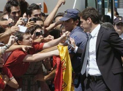 Casillas firma autógrafos a la llegada de la selección española a Murcia.