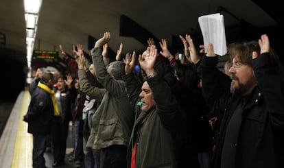 Trabajadores de Metro se concentran en la estación de Sol durante la jornada de huelga.