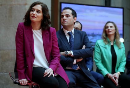 La presidenta de Madrid, Isabel Díaz Ayuso, acompañada por el vicepresidente Ignacio Aguado, en el balance de los primeros 100 días.