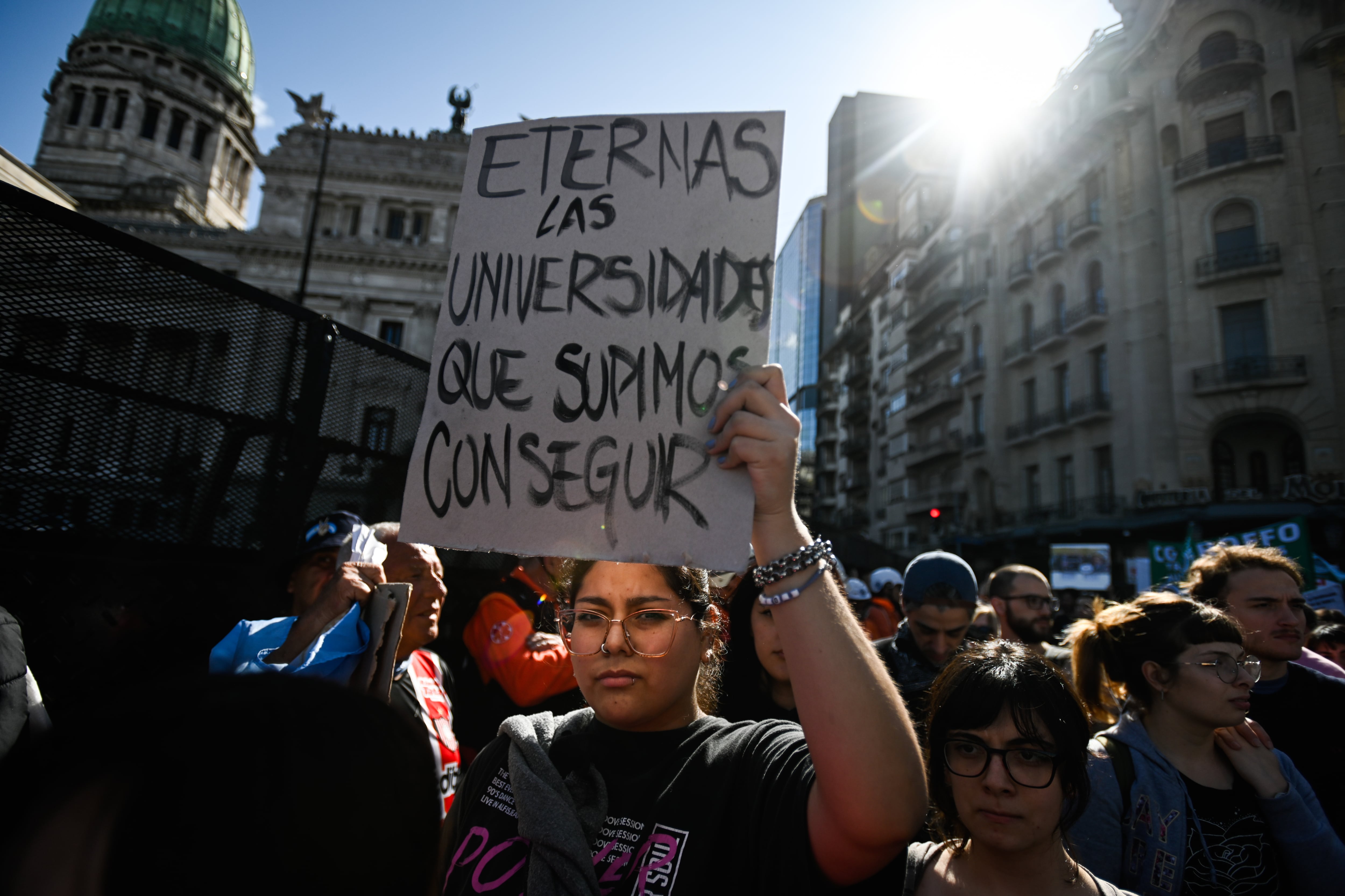 La universidad pública argentina sale a la calle contra el veto de Milei a una ley de financiamiento