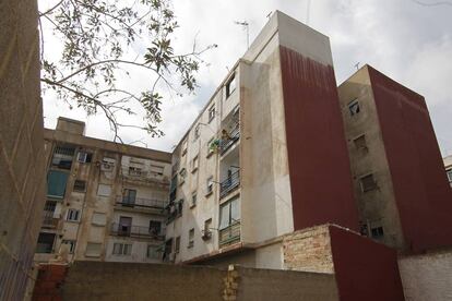 Fachada posterior del edificio en el distrito Marítimo de Valencia donde ocurrieron los hechos.