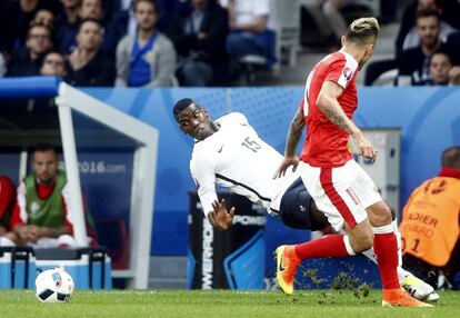 Pogba mira el balón durante el partido contra Suiza.

