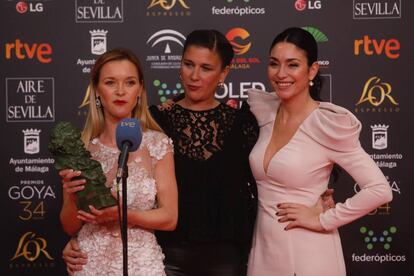 María Estevez, Celia Flores y Tamara recogiendo el Goya de Honor de su madre, Pepa Flores.