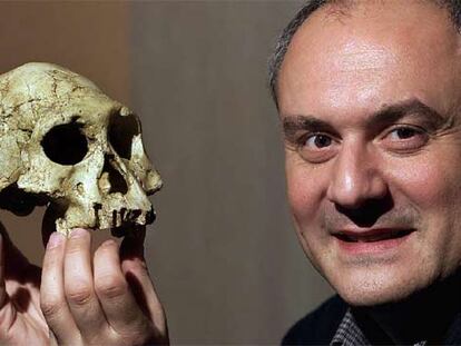 David Lordkipanidze, con una reproducción del tercer cráneo hallado en Dmanisi, en 2003.