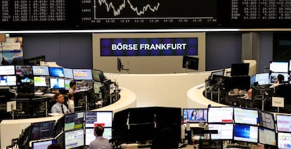 Agentes trabajan en la Bolsa de Fráncfort, Alemania.