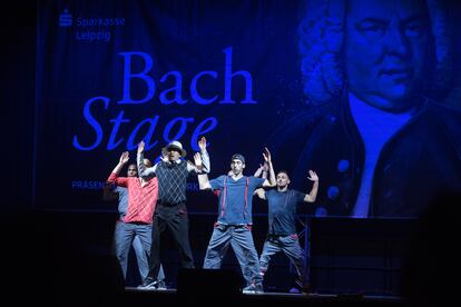 Bach bailado e interpretado al aire libre en el espectáculo 'Flying Steps', ofrecido al aire libre en el BachStage de la Marktplatz de Leipzig el viernes por la noche.