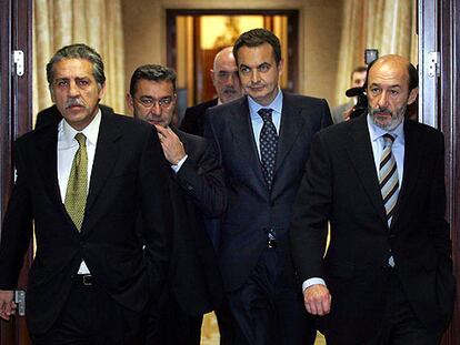 El presidente del Gobierno, José Luis Rodríguez Zapatero, flanqueado por Diego López Garrido, a la izquierda, Paulino Rivero y Alfredo Pérez Rubalcaba.