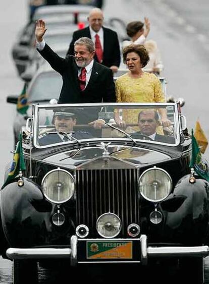 Lula saluda junto a su esposa desde el coche que lo lleva al Parlamento de Brasilia para jurar el cargo.