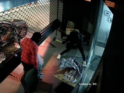 Miembros de la trama de 'aluniceros' robando en un centro comercial, en una imagen difundida por la Guardia Civil