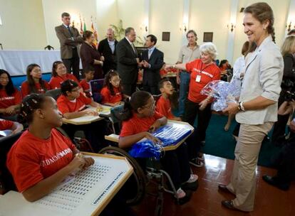 La Infanta Elena, directora de Proyectos Sociales y Culturales de la Fundación MAPFRE, ha visitado en Sao Paulo el Centro de Rehabilitación Hogar Escuela San Francisco para niños y adultos con discapacidad (con el que colabora la fundación). El centro se dedica desde 1943 a la recuperación física y educacional, y a la integración social, de niños y adultos con discapacidadades.