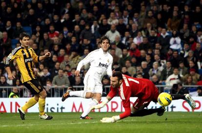 Kaká bate a Roberto y hace el empate contra el Zaragoza