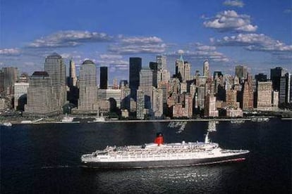 Un crucero transatlántico de una semana entre Southampton (Londres) y Nueva York puede costar desde 599 euros. En la foto, el <i>Queen Elizabeth 2</i> a su paso por Manhattan.