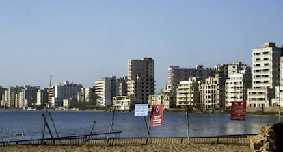 Vista de la playa de Varosha, el distrito turístico abandonado de Famagusta, desde la valla militar que lo rodea con carteles de prohibido el paso.