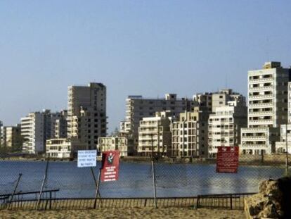 Vista de la playa de Varosha, el distrito tur&iacute;stico abandonado de Famagusta, desde la valla militar que lo rodea con carteles de prohibido el paso. 