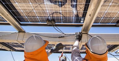 Dos operarios, en una instalación con seguidores instalados por Soltec.