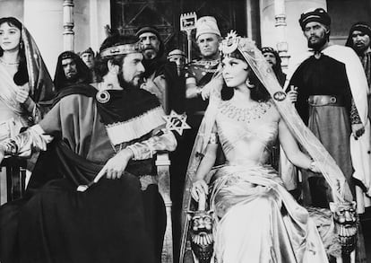 Gina Lollobrigida y Tyrone Power en una escena de la película 'Salomón y la reina de Saba', en 1958.