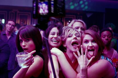 Scarlett Johansson y sus amigas justo antes de que la juerga se les vaya de madre en la película 'Una noche fuera de control' (2017).