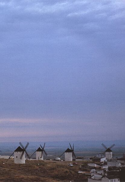 Molinos de viento en Campo de Criptana, del libro &#39;Territorios del Quijote&#39; (Lunwerg), con fotografías de Navia.