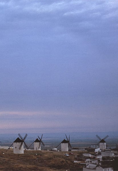 Molinos de viento en Campo de Criptana, del libro 'Territorios del Quijote' (Lunwerg), con fotografías de Navia.