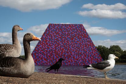 7.506 barriles (600 toneladas) flotan en el lago Serpentine de Hyde Park. La instalación The London Mastaba la firma Christo, quien junto a Jeanne-Claude (fallecida en 2009) ha creado monumentales intervenciones artísticas efímeras como el Reichstag envuelto de Berlín o The Gates (Las Puertas) en Nueva York. La obra coincide con una exposición en la Serpentine Gallery (hasta el 9 de septiembre) sobre el trabajo del matrimonio con las formas cilíndricas. Rojo y blanco de un lado, y azul, malva y rojo del otro, la escultura de 20 metros de alto está bautizada por su forma trapezoidal que recuerda a las mastabas (un tipo de sepultura egipcia). Se mantendrá sobre una plataforma flotante hasta el 23 de septiembre. Luego se recic'ará. No es la primera obra centrada en este tema. En 1977 los artistas concibieron 'The Mastaba', un proyecto que Christo sigue determinado en hacer realidad en Abu Dabi y cuyos 410.000 barriles se traducen en una altura de 150 metros (cuatro más que la Gran Pirámide de Giza). De realizarse, sería la única obra permanente de Cristo y Jeanne-Claude.