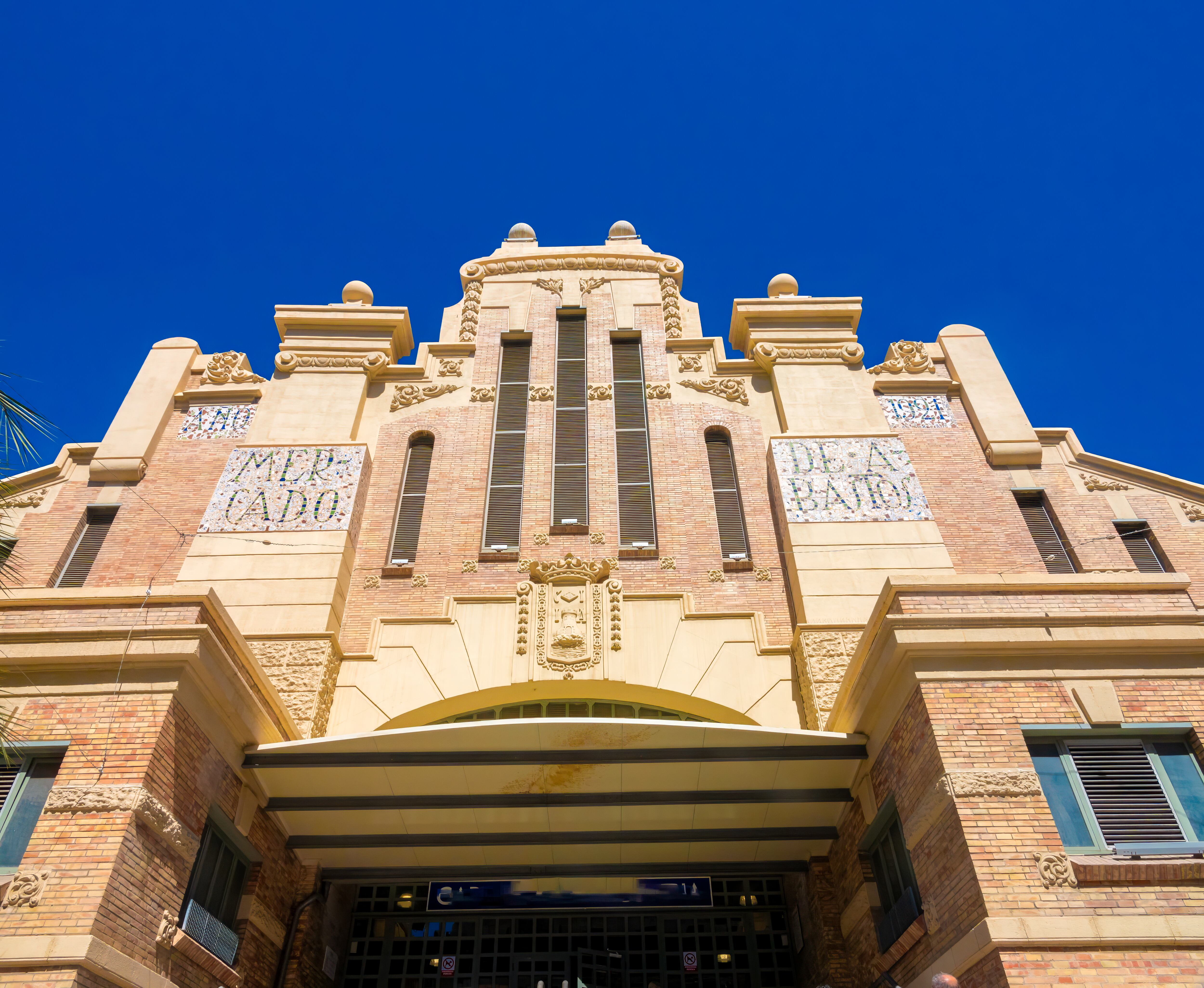 Fachada del edificio del Mercado Central de Alicante.