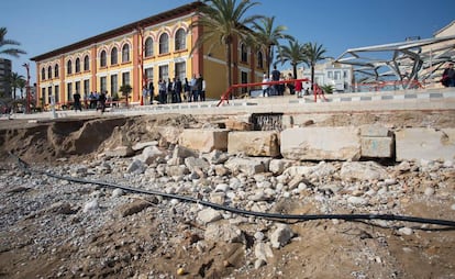 Vista general de una parte del paseo marítimo de Vinarós arrastrado por la fuerza del agua tras el episodio de gota fría.