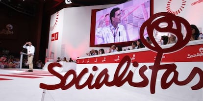 Pedro Sánchez addresses Socialist Party members to promise them change.