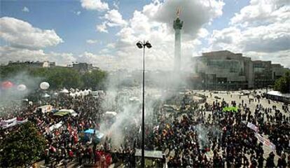 Miles de manifestantes reunidos en la parisina Plaza de la Bastilla, este mediodía.