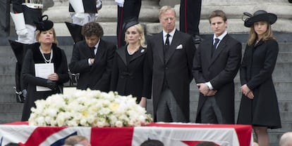 Sir Mark Thatcher (3d), hijo de la fallecida ex primera ministra británica Margaret Thatcher, y su mujer, Sarah (3i), permanecen junto a la escalinata de la Catedral de San Pablo con sus hijos Amanda (dcha) y Michael (2d) tras la misa de funeral de la ex primera ministra Margaret Thatcher en la Catedral de San Pablo en Londres (Reino Unido).