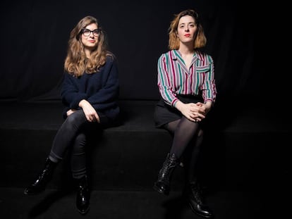 Isa Calderón y Lucía Litjmaer (derecha), el jueves, tras el show de apertura de temporada en Madrid de 'Deforme Semanal'.