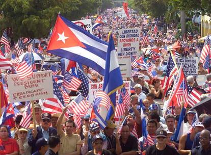 Miles de exiliados cubanos, durante una manifestacin en Miami en 2003.