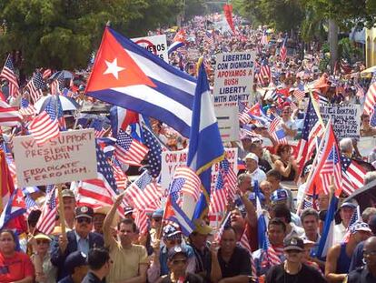 Miles de exiliados cubanos, durante una manifestación en Miami en 2003.