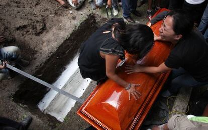 Familiares del periodista Rubén Espinosa, durante su entierro en México D. F.