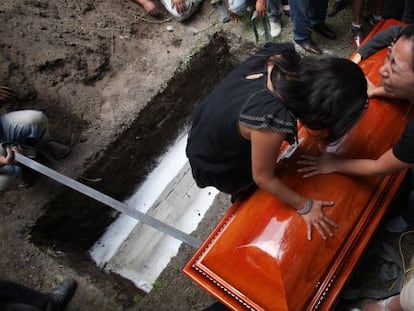 Familiares do jornalista Rubén Espinosa, durante seu enterro.