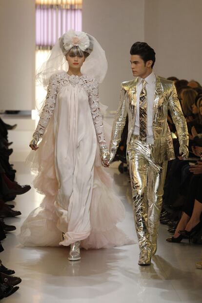 Baptiste Giabiconi, el modelo favorito de Lagerfeld, recoge a la novia vestido como un hombre de hojalata. El conjunto de ella ha significado 1.200 horas de trabajo. Sólo la capa se ha llevado 800, ya que está fabricada con 200 metros de tul y seda.