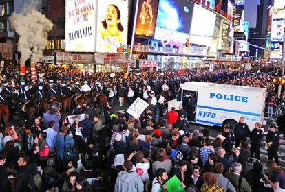 Los polic&iacute;as neoyorkinos intentan mantener el control en Times Square durante la concentraci&oacute;n convocada por Occupy Wall Street. Los agentes han detenido a varias personas por saltarse el cord&oacute;n policial.