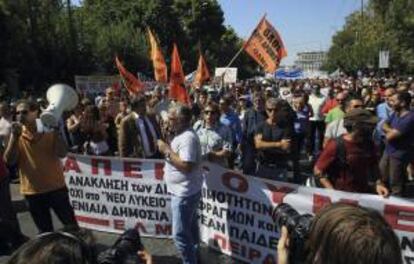 Manifestantes sostienen pancartas durante una manifestación ayer con motivo de la huelga general de 48 horas convocada por el principal sindicato de funcionarios (ADEDY) en Atenas (Grecia).