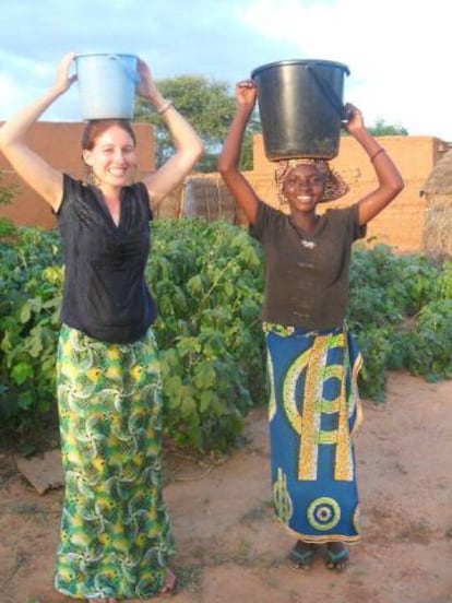 Lisa Curtis, fundadora de Kuli Kuli, y una agricultora ganesa.