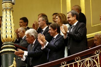Los expresidentes del Gobierno Felipe González, José María Aznar y José Luis Rodríguez Zapatero (i-d) durante el acto de proclamación ante las Cortes Generales del Rey Felipe VI.