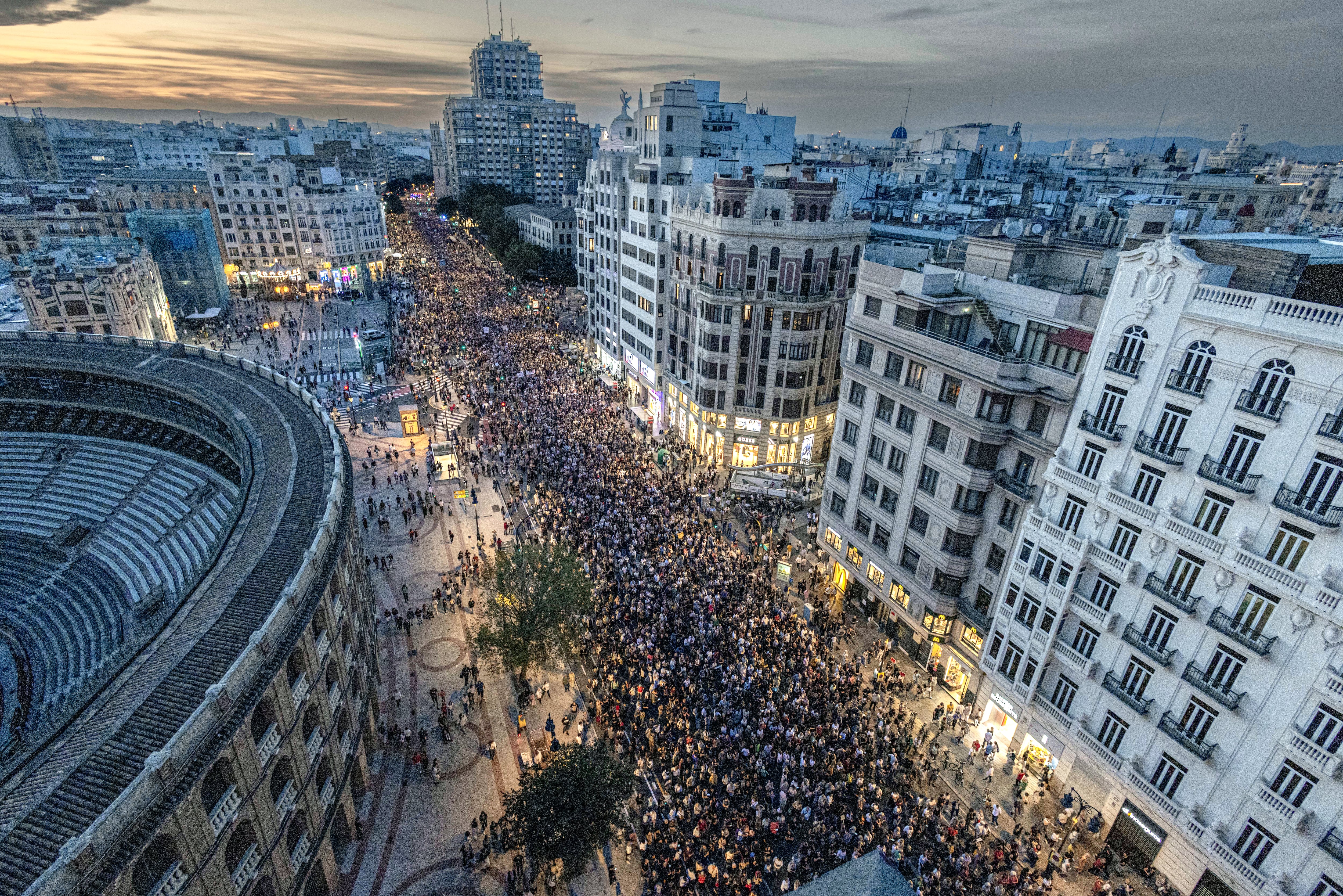Panorámica de la manifestación de Valencia a su paso por la calle de Xàtiva, este sábado.