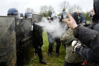 La policía y un grupo de ecologistas se han enfrentado durante el desalojo del aeropuerto Grand Ouest