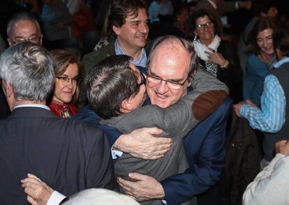 Ángel Gabilondo abraza a Manuel de la Rocha ante la mirada de Puri Causapié.