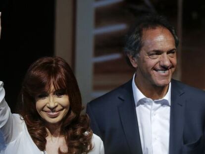 La presidenta de Argentina, Cristina Fern&aacute;ndez de Kirchner, y su candidato a sucederla, Daniel Scioli, este viernes en la apertura de un polo cient&iacute;fico.