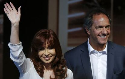 La presidenta de Argentina, Cristina Fern&aacute;ndez de Kirchner, y su candidato a sucederla, Daniel Scioli, este viernes en la apertura de un polo cient&iacute;fico.