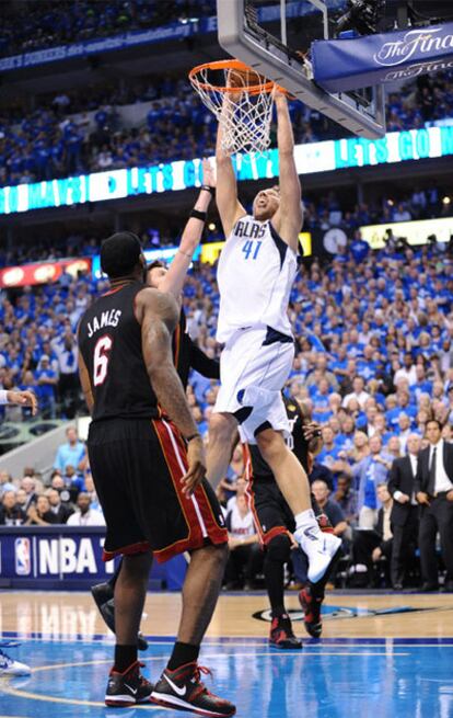 Nowitzki encesta en el partido contra Miami Heat.